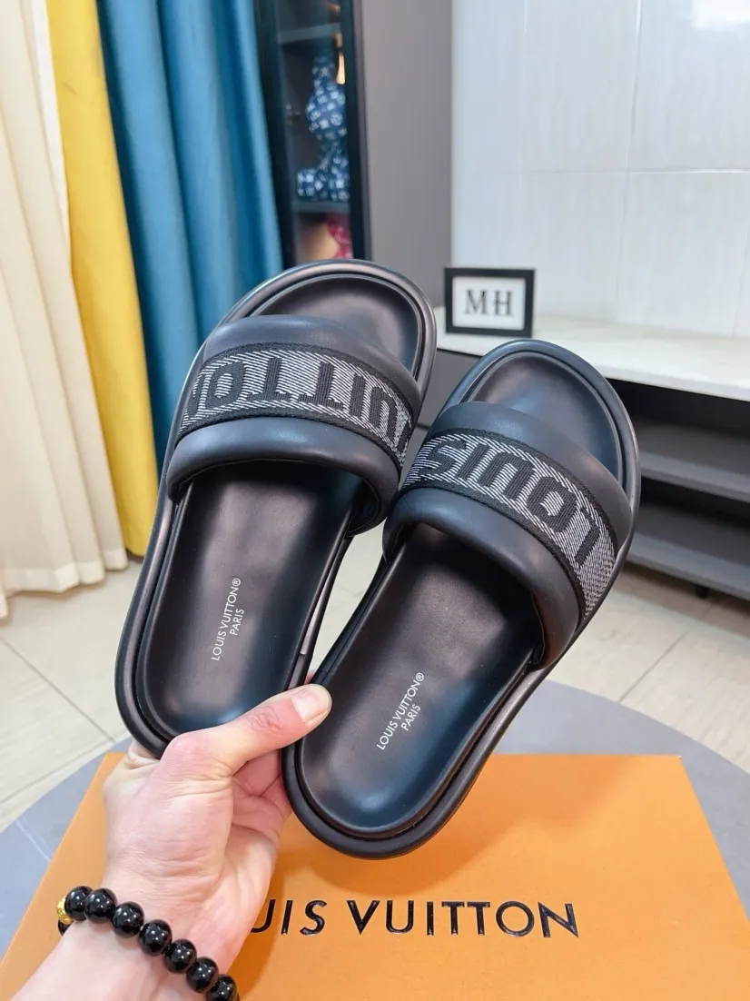 Ex-factory price 360🌹🌹 (lv-Louis Vuitton) New men's slippers, high-end boutique, exquisite embossed logo decoration on the upper, fine workmanship, super soft soles, casual, loose and comfortable, a must-have in summer! \nsize：38-44